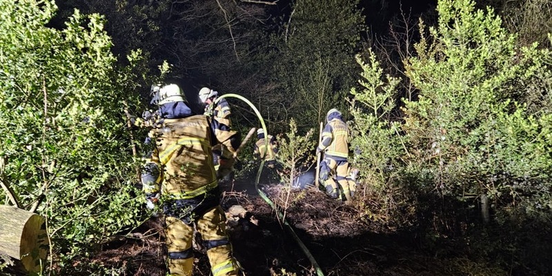 FW-E: Nächtlicher Waldbrand in steilem Gelände - Feuerwehr im Großeinsatz - Foto: presseportal.de