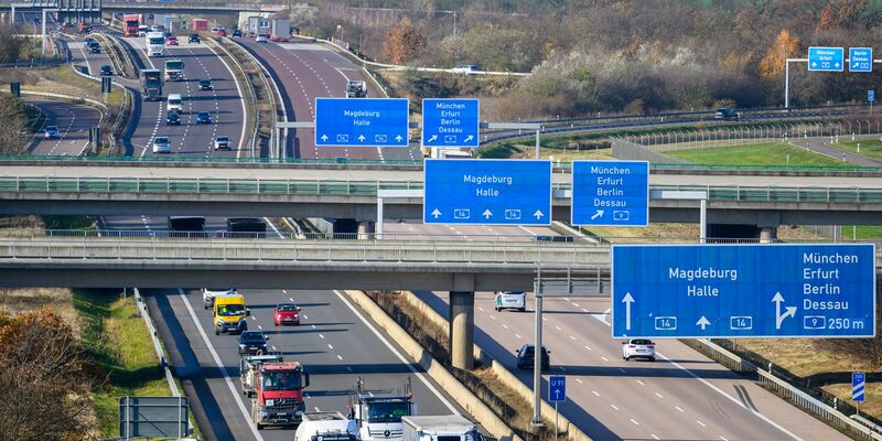 Bericht sieht zu wenig Fortschritte bei der Energiewende im Verkehr (Archivbild). - Foto: Hendrik Schmidt/dpa