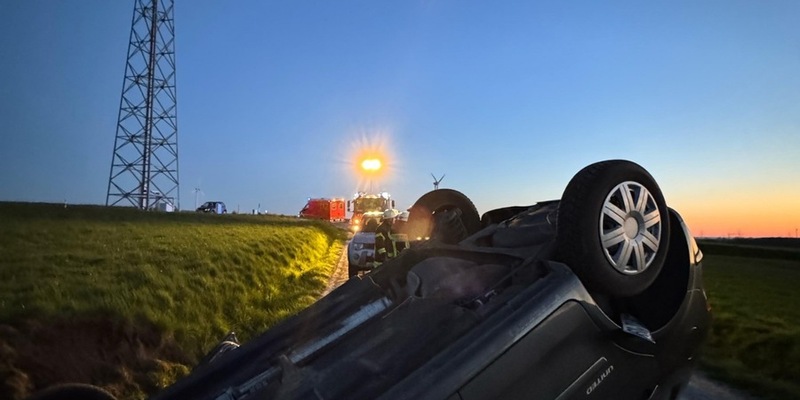 FW Ense: Verkehrsunfall- PKW überschlagen - Foto: presseportal.de