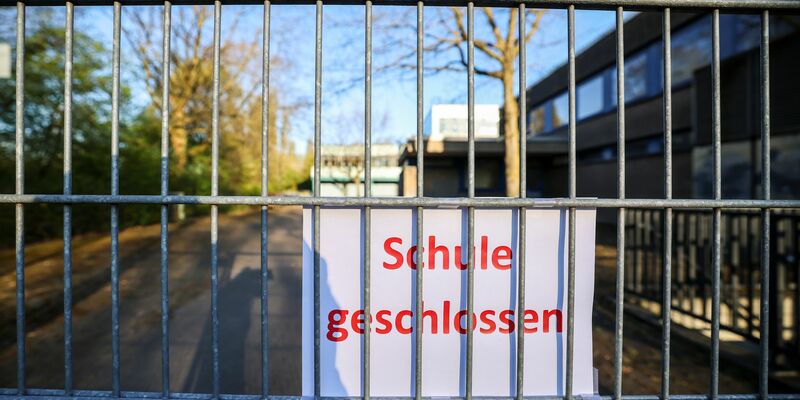 Wegen einer Bedrohungslage in Duisburg bleiben alle Sekundar- und Gesamtschulen in der Stadt am Montag geschlossen.  - Foto: Christoph Reichwein/dpa