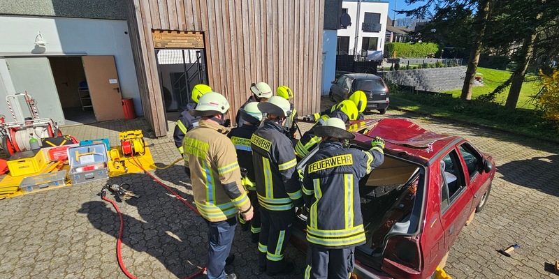 FW Burscheid: Feuerwehren beenden gemeinsamen Lehrgang - neue Retter für Burscheid und Leichlingen - Foto: presseportal.de