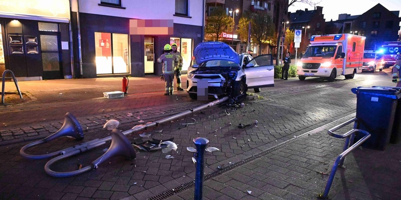 FW Pulheim: PKW kollidiert mit Straßenlaterne - Foto: presseportal.de