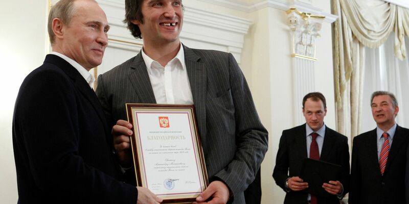 Eishockey-Star Owetschkin unterstützt Kremlchef Putin politisch. - Foto: Sergei Karpukin/Reuters POOL/AP/dpa