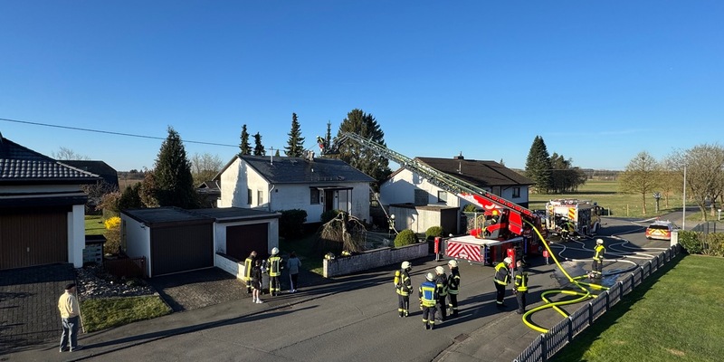 FW VG Westerburg: Kaminbrand greift auf Dachstuhl über - Feuerwehren verhindern größeren Gebäudeschaden - Foto: presseportal.de