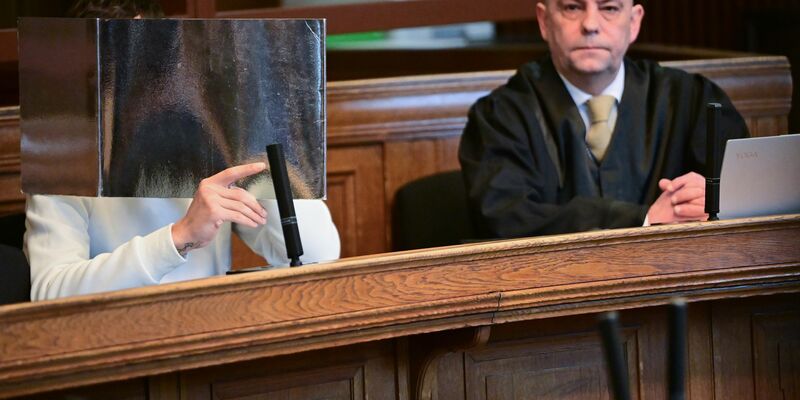 Der Angeklagte sitzt zum Prozessbeginn neben seinem Rechtsanwalt Axel Czapp. (Archivbild) - Foto: Sebastian Gollnow/dpa