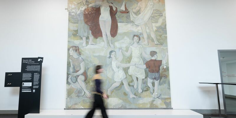 Das Wandgemälde «Lebensfreude» entstand 1956 und wurde 1979 überstrichen. - Foto: Sebastian Kahnert/dpa