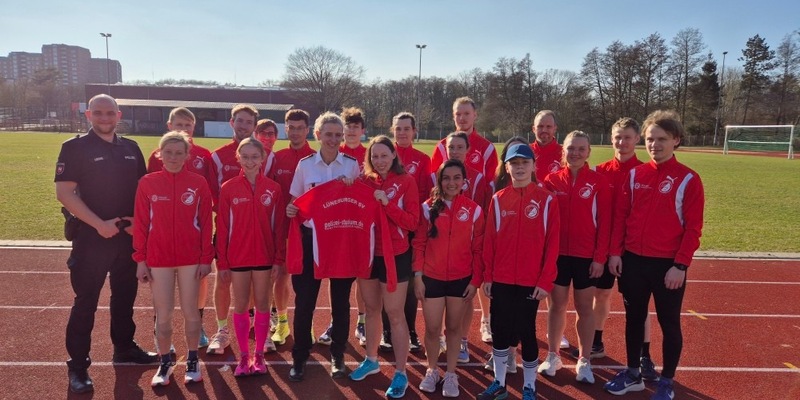 POL-LG: ++ Regenjacken für die Laufabteilung der Lüneburger Sportvereinigung ++ Polizeiakademie unterstützt regionalen Verein ++ - Foto: presseportal.de