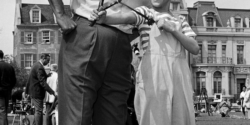 Der Schauspieler Jay North ist tot - hier ist er als Dennis am Set in Hollywood mit einer Schleuder und dem Schauspieler Gale Gordon zu sehen. (Archivbild von 1962) - Foto: David F. Smith/AP/dpa