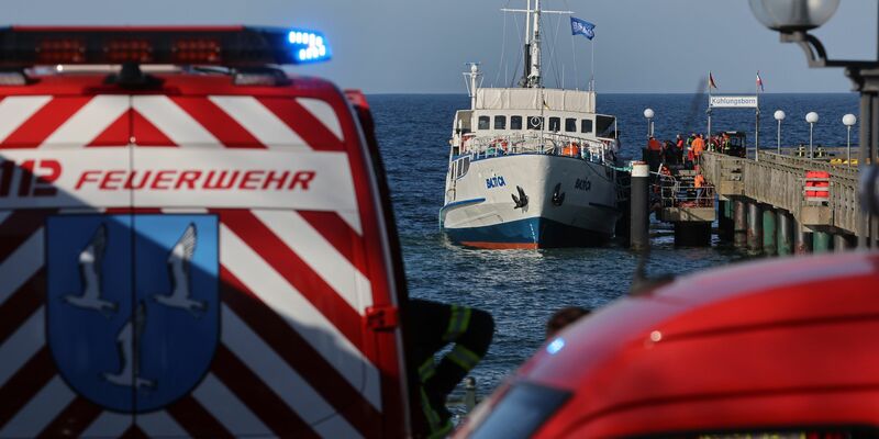 Das Schiff konnte an die Seebrücke zurückkehren.  - Foto: Bernd Wüstneck/dpa