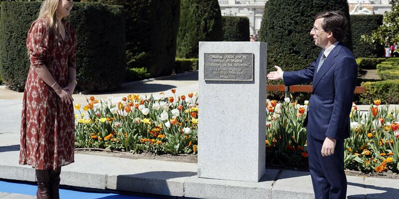 Prinzessin Amalia der Niederlande und Madrids Bürgermeister José Luis Martínez-Almeida enthüllen am neuen Tulpengarten an der Plaza de Oriente eine Gedenktafel. - Foto: Oscar Del Pozo/ANP/dpa