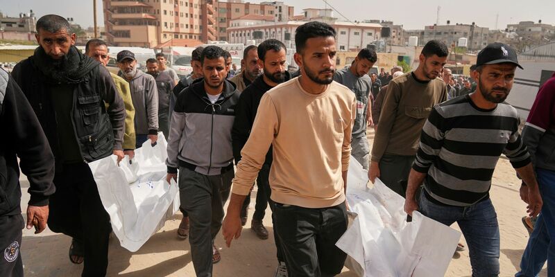 Im Gazastreifen werden mehrere durch Angriffe der israelischen Armee getötete Palästinenser zu Grabe getragen. - Foto: Abdel Kareem Hana/AP/dpa