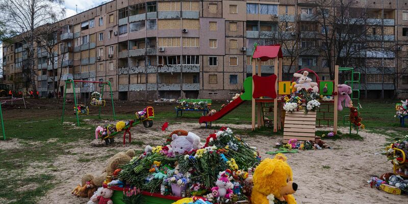 Die Ukraine will den Mord an neun Kindern und Jugendlichen nach einem russischen Raketenschlag vor den UN-Sicherheitsrat bringen. - Foto: Evgeniy Maloletka/AP/dpa