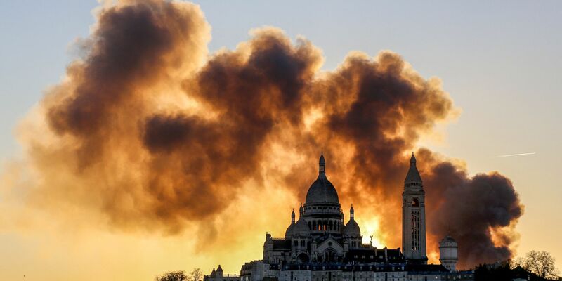 Nach Angaben der Polizei ist keiner der Beschäftigten bei dem Brand in einem Recyclingunternehmen in Paris verletzt worden. - Foto: Idhir Baha/AFP/dpa