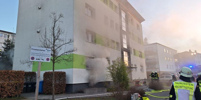 FW Rheingau-Taunus: 15 Verletzte bei Wohnhausbrand in Taunusstein - Foto: presseportal.de