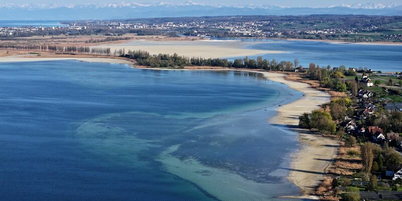 Die Ursache für den niedrigen Wasserstand am Bodensee sind ausbleibender Regen und fehlendes Schmelzwasser.  - Foto: Felix Kästle/dpa