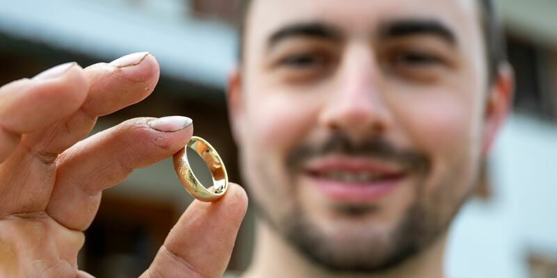 Johannes Brandhuber betreibt auf dem seit Generationen bestehenden Hof Rindermast - eine Kuh verschluckte seinen Ehering.  - Foto: Armin Weigel/dpa