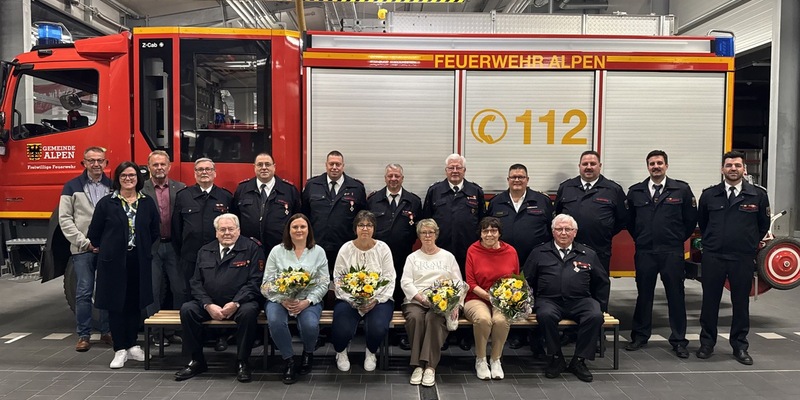 FW Alpen: 325 Jahre im Dienste der Feuerwehr Alpen - Foto: presseportal.de