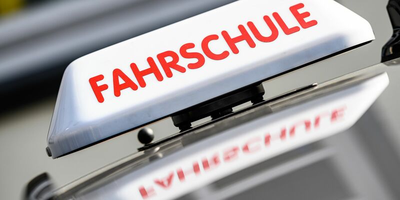 Die Fahrschulen haben ihre Preise deutlich erhöht. - Foto: Swen Pförtner/dpa