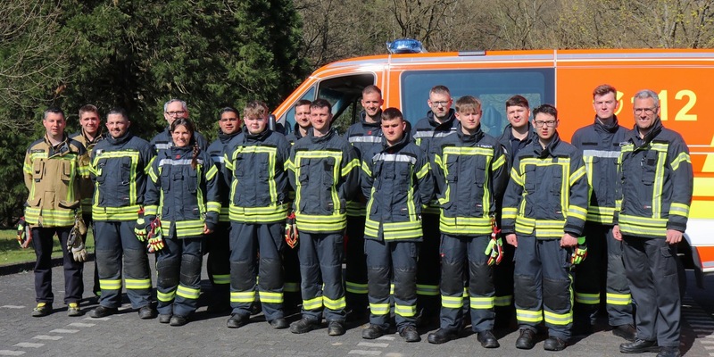 FW VG Asbach: Start in der Feuerwehr: 14 neue Mitglieder absolvieren Einführungslehrgang - Foto: presseportal.de