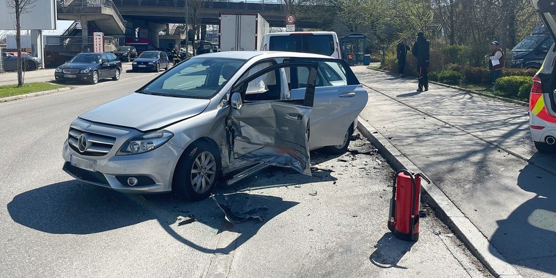 FW-M: Unfall auf Alarmfahrt (Berg am Laim) - Foto: presseportal.de