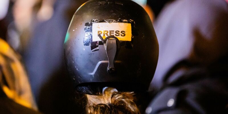 Der Job für Pressevertreter kann auch gefährlich werden. (Archivbild) - Foto: Christoph Soeder/dpa