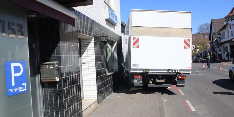 POL-RBK: Bergisch Gladbach - Lkw fährt unkontrolliert in den Gegenverkehr und prallt vor eine Hauswand - Foto: presseportal.de