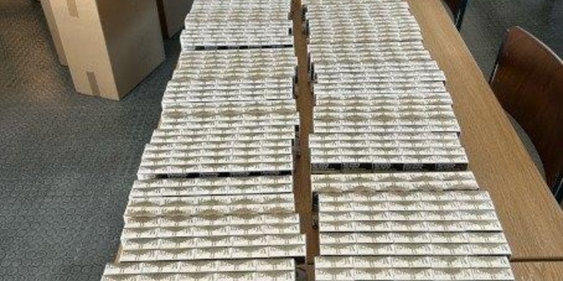 HZA-DD: Ungewöhnliches Schmuggelversteck / Zoll findet fast 60.000 Zigaretten bei Fahrzeugkontrolle - Foto: presseportal.de