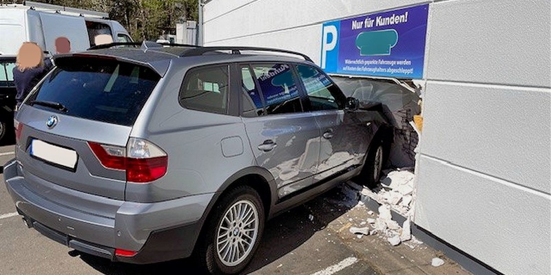 POL-PDKL: Gegen Fassade gekracht und Wand durchbrochen - Foto: presseportal.de