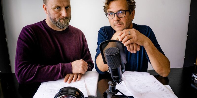 Kai Schwind (l) und Andreas Fröhlich treffen sich regelmäßig und reden über Hörspiel-Anekdoten. - Foto: Christian Hartmann/EUROPA/dpa