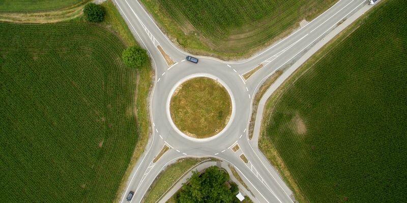 Ein Autofahrer hat sich bei einem Kreisverkehr in Schopfheim seine eigenen Regeln gemacht. (Symbolbild) - Foto: Peter Kneffel/dpa/dpa-tmn