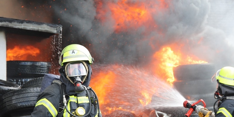 FW-SE: Feuer in Werkstatt greift auf Reifenlager über - Foto: presseportal.de