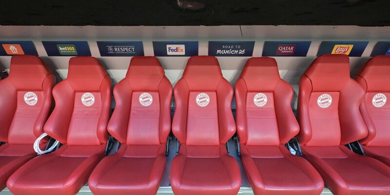 Noch ist die Ersatzbank des FC Bayern in der Allianz Arena leer: Gegen Inter wird Thomas Müller dort Platz nehmen müssen. - Foto: Peter Kneffel/dpa