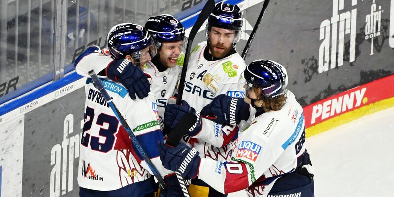 Die Eisbären Berlin können auch im vierten Halbfinale gegen Mannheim einen Sieg bejubeln und stehen erneut im DEL-Finale. - Foto: Uli Deck/dpa