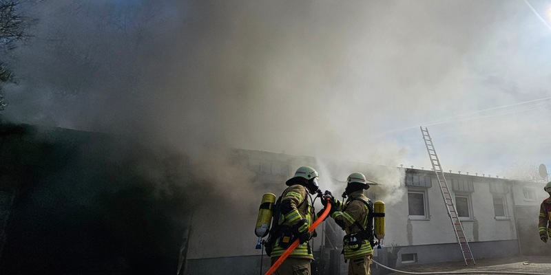 FW Burscheid: Gebäudebrand in Hilgen-Dünnweg - Foto: presseportal.de