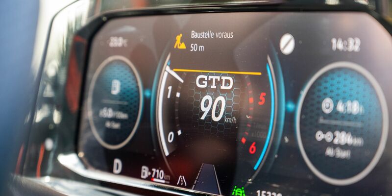 Das C-ITS-Frühwarnsystem warnt Autofahrer per WLAN über kurzfristig eingerichtete Baustellen. (Archivbild) - Foto: Christophe Gateau/dpa