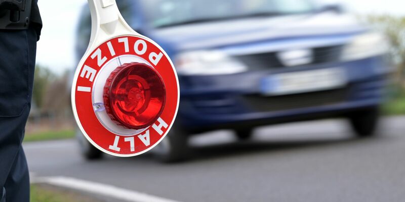 Viele Unfälle passieren laut ADAC, weil jemand zu schnell fährt. (Symbolbild) - Foto: Michael Bahlo/dpa