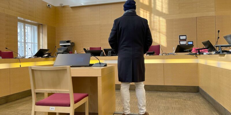 Der Angeklagte soll eine Mitschuld am Suizid der Ärztin tragen. - Foto: Albert Otti/dpa