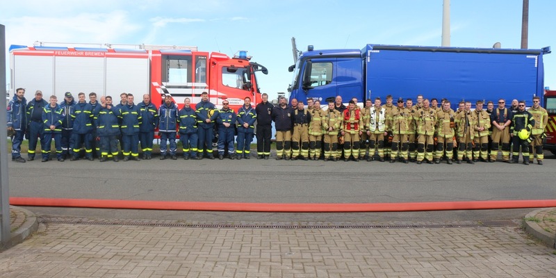 FW-HB: Große Übung im Industriehafen - Zusammenarbeit von Feuerwehr und THW - Foto: presseportal.de