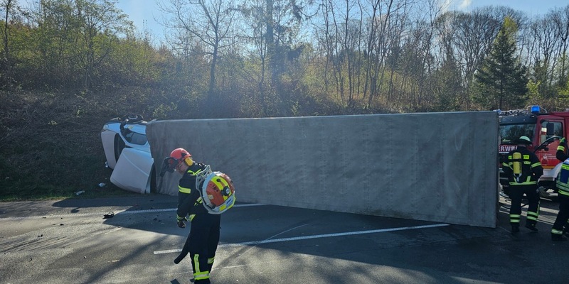 FW Königswinter: Umgestürzter LKW nach Verkehrsunfall auf Autobahn A3 - Foto: presseportal.de