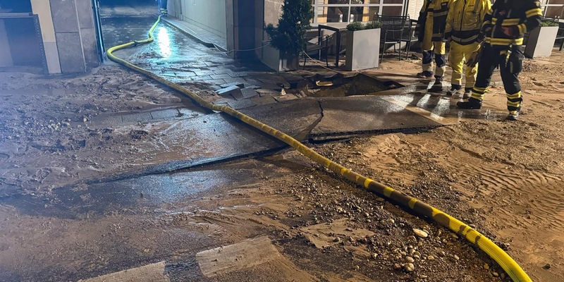 FW-M: Wasser überschwemmt Straße (Schwabing) - Foto: presseportal.de