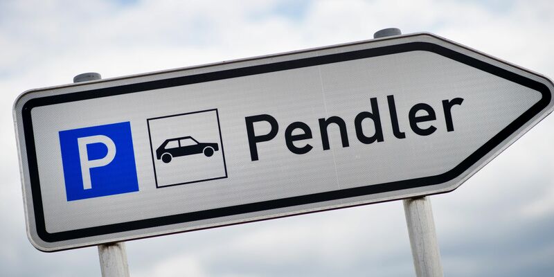 Die Pendlerpauschale soll dauerhaft steigen. (Symbolbild) - Foto: David-Wolfgang Ebener/dpa