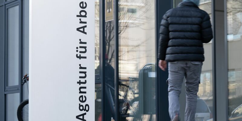 Bislang hatten Ukraine-Flüchtlinge, die nicht selbst für ihren Lebensunterhalt sorgen können, gleich Anspruch auf Bürgergeld. Das soll sich nun ändern. (Symbolbild) - Foto: Sebastian Kahnert/dpa