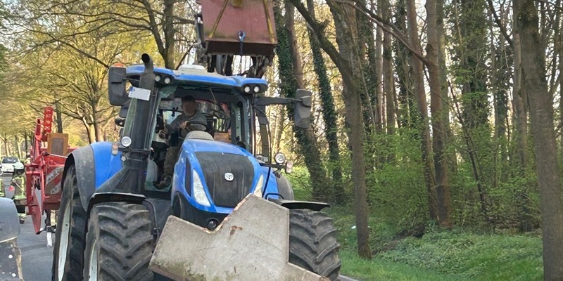 Feuerwehr Kalkar: Alleinunfall mit Traktorgespann in Wissel - Foto: presseportal.de