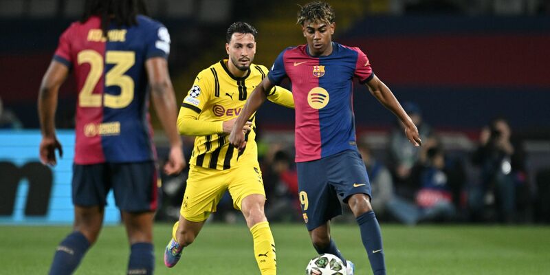 Hansi Flick bleibt wohl noch länger beim FC Barcelona - Foto: Federico Gambarini/dpa