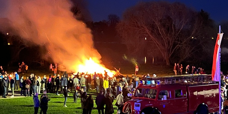 FW Beverungen: Traditionelle Osterfeuer in Beverungen und Würgassen laden zum Verweilen ein - Foto: presseportal.de