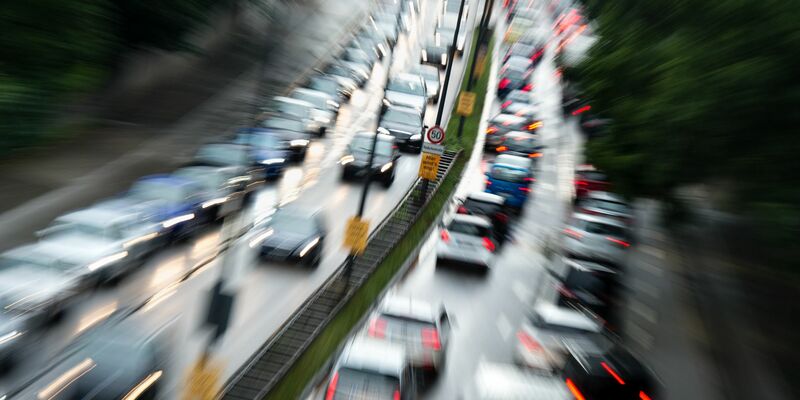 Stadtverkehr in München. In Großstädten gehören Staus zum Alltag, doch das tut der Beliebtheit des Autos laut einer Umfrage der HUK Coburg unter über 4200 Menschen keinen Abbruch. (Foto: Illustration) - Foto: picture alliance / Matthias Balk/dpa