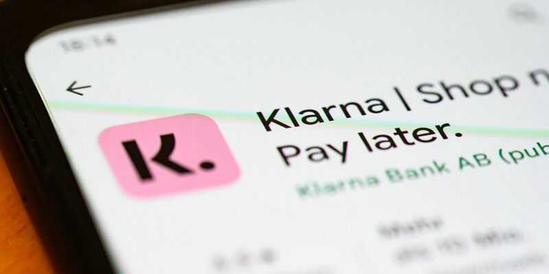 Die App des schwedischen Zahlungsanbieters Klarna. Die Finanzfachleute der Unternehmensberatung Strategy& erwarten, dass die großen digitalen Finanzdienstleister etablierte Banken weiter bedrängen werden. (Foto: Illustration) - Foto: Jonas Walzberg/dpa