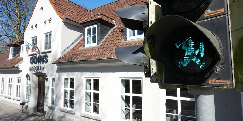 An der B76 bei Haithabu regeln nun Wikinger den Verkehr. - Foto: Marcus Brandt/dpa