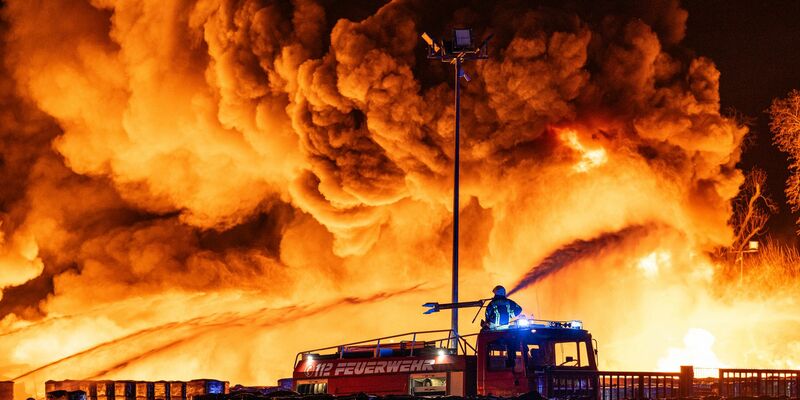 Die Löscharbeiten dauerten am Morgen weiter an. - Foto: Guido Kirchner/dpa