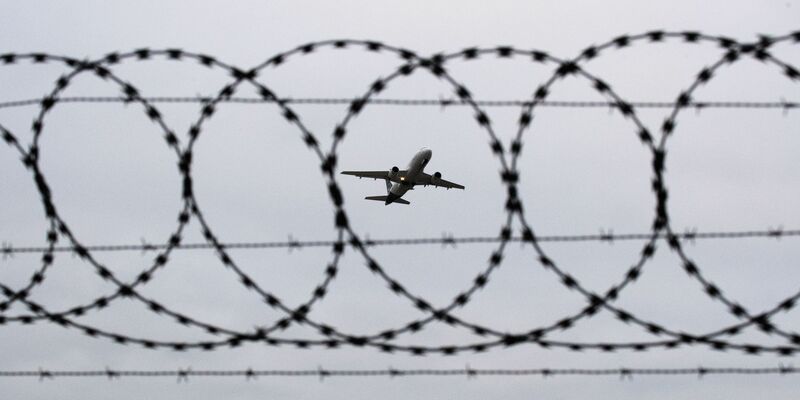 Kommt es zu weiteren Abschiebeflügen nach Afghanistan oder Syrien? (Archivfoto) - Foto: Julian Stratenschulte/dpa